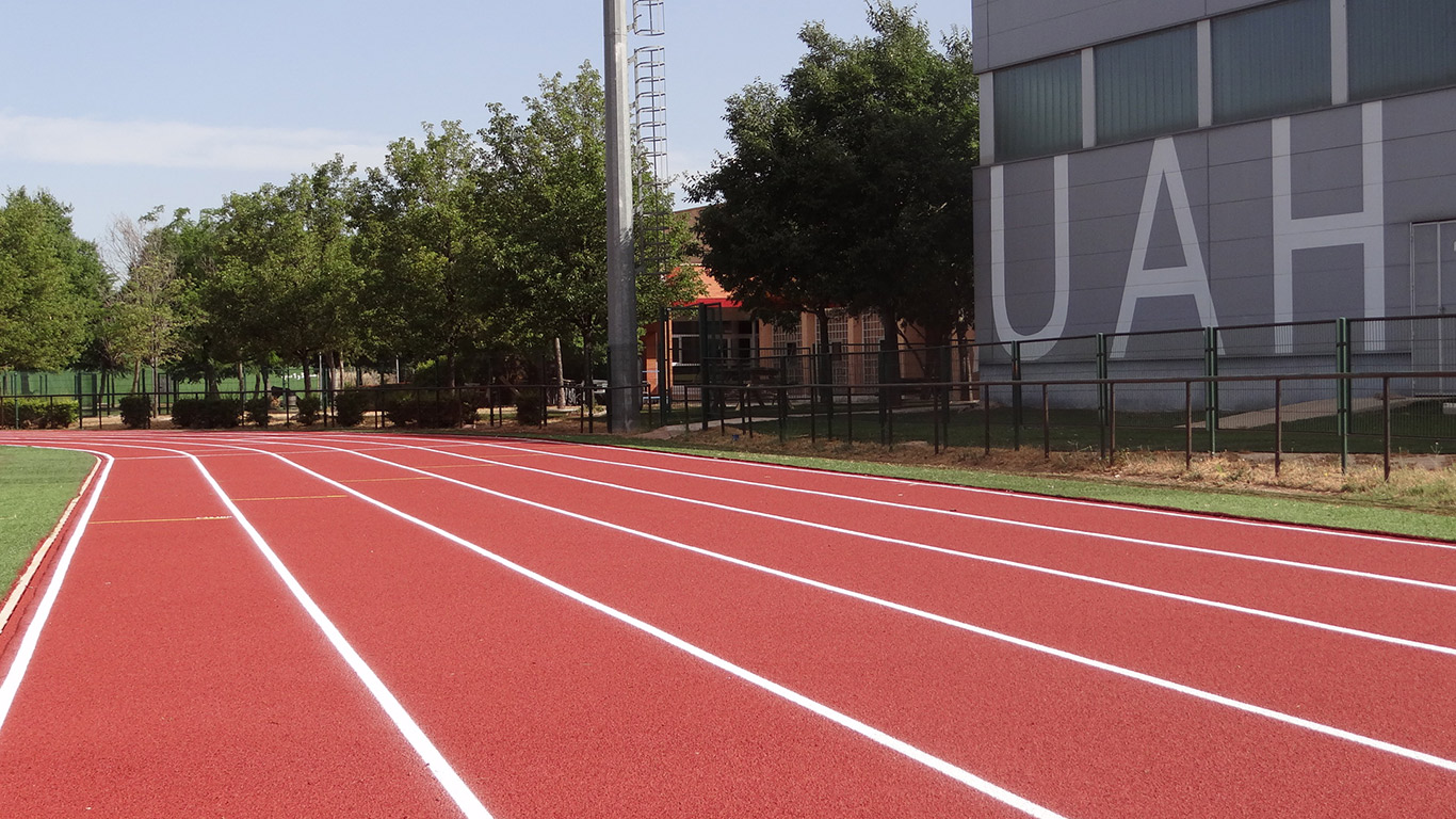 Campo de deportes en un campus universitario